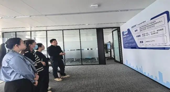 郑州软件开发人才新篇章 大数据与人工智能学院教师赴帆软软件郑州办事处开展访企拓岗专项活动